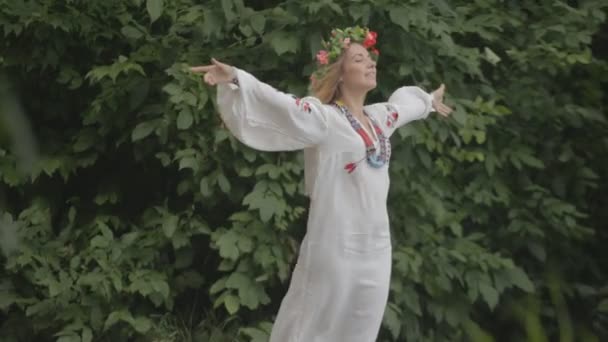 Jovem menina bonita no vestido tradicional de Belarusian com uma grinalda — Vídeo de Stock