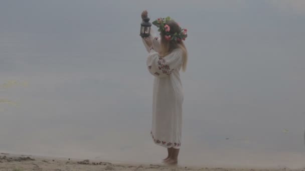 Молодая красивая девушка в белорусском традиционном платье с венком — стоковое видео