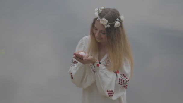 Jovem menina bonita no vestido tradicional de Belarusian com uma grinalda — Vídeo de Stock