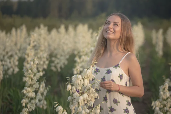 Princesse. Jeune belle jolie femme posant en robe de luxe longue soirée contre les buissons aux fleurs blanches — Photo