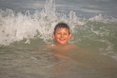 su sıçramalarına ve dalgalar denize sıfır çocuk frolics