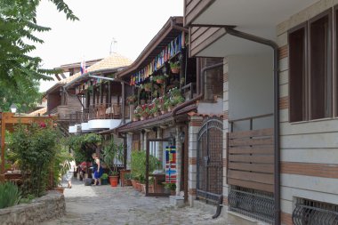 Nessebar, Bulgaristan, Juny 18, 2016: Bulgaristan'ın eski şehir tatil beldesi Nessebar'ın sokakları yaz aylarında turistlerle doludur. Eski şehir kendine özgü ahşap mimarisi ile ünlüdür