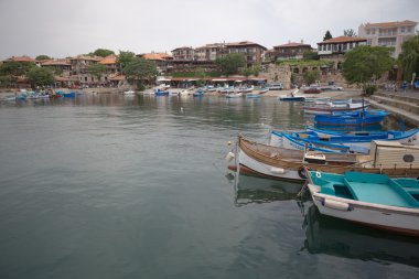 Nessebar, Bulgaristan, Juny 18, 2016: Bulgaristan'ın eski şehir tatil beldesi Nessebar'ın sokakları yaz aylarında turistlerle doludur. Eski şehir kendine özgü ahşap mimarisi ile ünlüdür