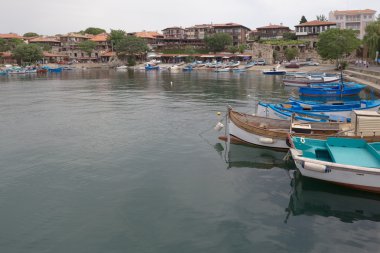 Nessebar, Bulgaristan, Juny 18, 2016: Bulgaristan'ın eski şehir tatil beldesi Nessebar'ın sokakları yaz aylarında turistlerle doludur. Eski şehir kendine özgü ahşap mimarisi ile ünlüdür
