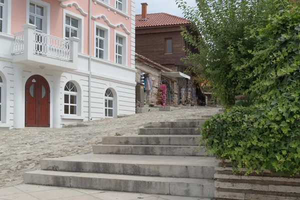 NESSEBAR, BULGÁRIA, JUNHO 18, 2016: As ruas do antigo resort da cidade de Nessebar, na Bulgária, estão cheias de turistas durante o verão. Cidade velha é famosa por sua arquitetura de madeira distinta — Fotografia de Stock