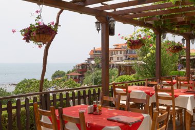 Nessebar, Bulgaristan, Haziran 18, 2016: rahat kafe Nessebar waterfront şehrin üzerinde