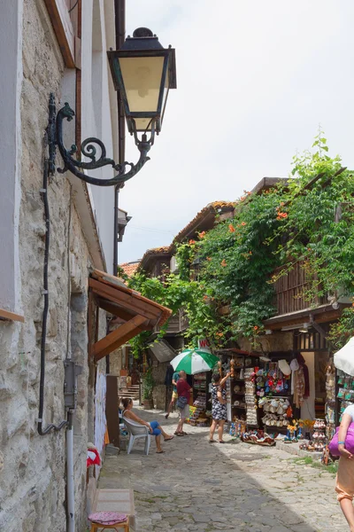 Nessebar, Bulgarije, Juny 18, 2016: toeristen bezoeken de souvenirwinkels in de straten van de oude stad Nessebar — Stockfoto