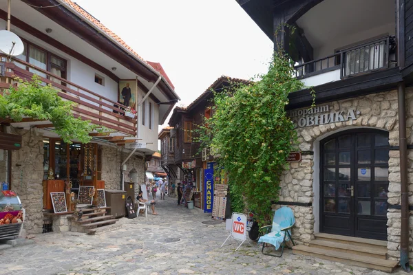 NESSEBAR, BULGARIA, JUNY 18, 2016: turis mengunjungi toko-toko suvenir di jalan-jalan kota tua Nessebar — Stok Foto