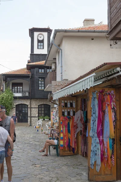 NESSEBAR, BULGÁRIA, JUNHO 18, 2016: turistas visitam as lojas de souvenirs nas ruas da cidade velha de Nessebar — Fotografia de Stock