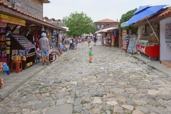 Несебр, Болгарія, Juny 18, 2016: туристів відвідують сувенірних магазинів на вулицях Старого міста Несебра — стокове фото