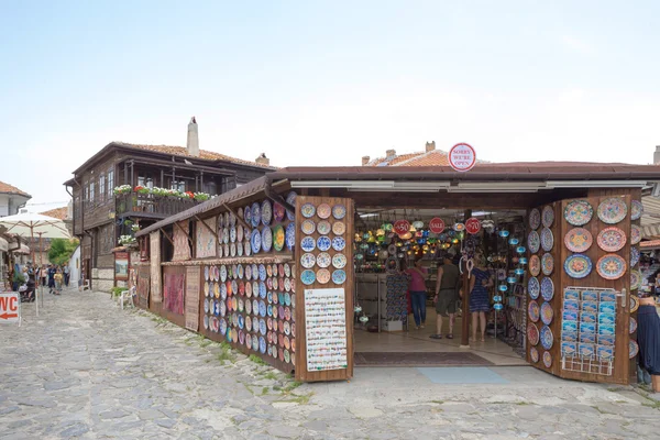 Nessebar, Bulgarije, Juny 18, 2016: toeristen bezoeken de souvenirwinkels in de straten van de oude stad Nessebar — Stockfoto