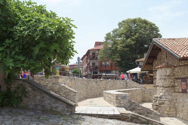 NESSEBAR, BULGARIA, 18 DE JUNIO DE 2016: soluciones arquitectónicas Edificios del casco antiguo de Nessebar. barrio residencial . — Foto de Stock