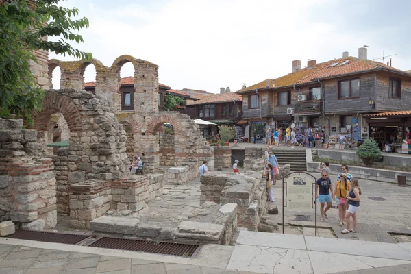 Nessebar, Bulgarije, Juny 18, 2016: de ruïnes van oude gebouwen Nessebar oude stad. — Stockfoto