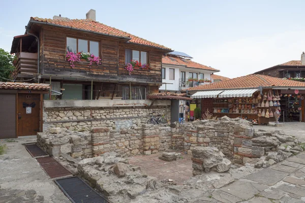 NESSEBAR, BULGARIA, 18 DE JUNIO DE 2016: las ruinas de edificios antiguos Nessebar casco antiguo . — Foto de Stock