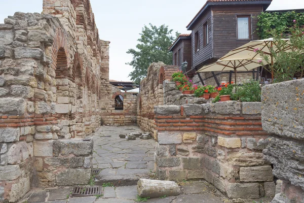 Nessebar, Bulgarien, 18. Juni 2016: die Ruinen der antiken Gebäude Nessebar Altstadt. — Stockfoto