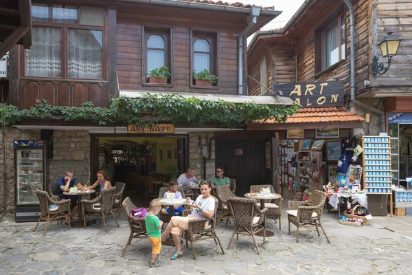 Nessebar, Bulgarije, Juny 18, 2016: de gezellige cafés op rustige straten stad Nessebar. — Stockfoto