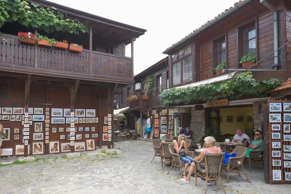 NESSEBAR, BULGARIA, 18 DE JUNIO DE 2016: acogedores cafés en calles tranquilas ciudad de Nessebar . — Foto de Stock