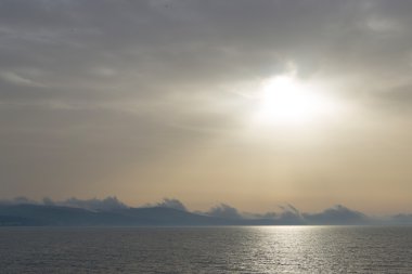 sabah manzara. Koca Balkan Dağları Nessebar şehrine nedeniyle gündoğumu görünümünü.