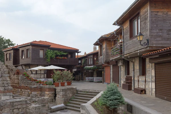 Nessebar, Bulgarien, Birgitha 20, 2016: arkitektoniska lösningar Nessebars gamla stan byggnader. bostadsområde. — Stockfoto