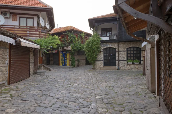 NESSEBAR, BULGARIA, 20 DE JUNIO DE 2016: soluciones arquitectónicas Edificios del casco antiguo de Nessebar. barrio residencial . —  Fotos de Stock