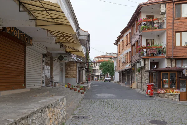 NESSEBAR, BULGÁRIA, JUNHO 20, 2016: soluções arquitetônicas Edifícios antigos de Nessebar. trimestre residencial . — Fotografia de Stock