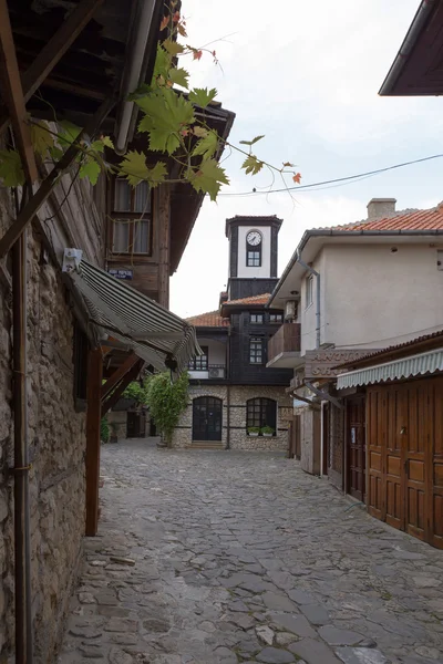 NESSEBAR, BULGARIA, 20 DE JUNIO DE 2016: soluciones arquitectónicas Edificios del casco antiguo de Nessebar. barrio residencial . — Foto de Stock