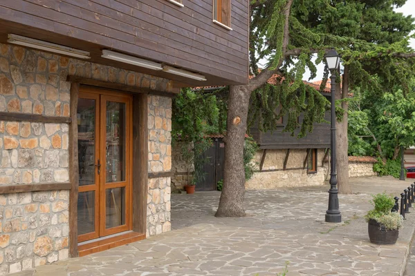 NESSEBAR, BULGARIA, 20 DE JUNIO DE 2016: soluciones arquitectónicas Edificios del casco antiguo de Nessebar. barrio residencial . — Foto de Stock