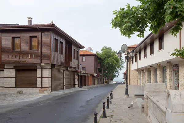 NESSEBAR, BULGÁRIA, JUNHO 20, 2016: soluções arquitetônicas Edifícios antigos de Nessebar. trimestre residencial . — Fotografia de Stock