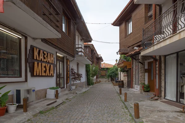 NESSEBAR, BULGÁRIA, JUNHO 20, 2016: soluções arquitetônicas Edifícios antigos de Nessebar. trimestre residencial . — Fotografia de Stock