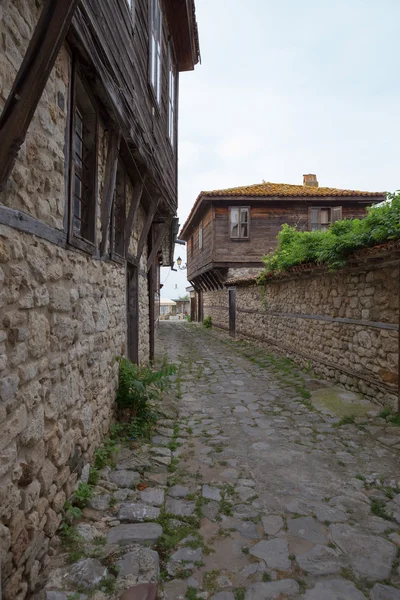 NESSEBAR, BULGARIA, 20 DE JUNIO DE 2016: soluciones arquitectónicas Edificios del casco antiguo de Nessebar. barrio residencial . — Foto de Stock