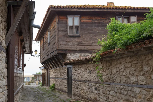 Nessebar, Bulgaristan, Haziran 20, 2016: mimari çözümler Nessebar eski kasaba binalar. yerleşim. — Stok fotoğraf