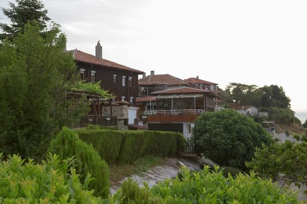 NESSEBAR, BULGARIA, 20 GIUGNO 2016: soluzioni architettoniche Nessebar edifici del centro storico. quartiere residenziale . — Foto Stock