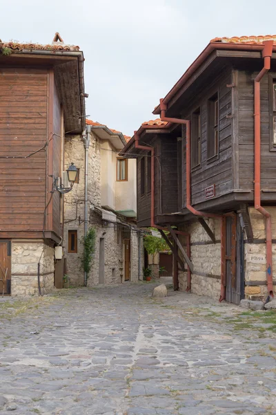 NESSEBAR, BULGARIA, 20 DE JUNIO DE 2016: soluciones arquitectónicas Edificios del casco antiguo de Nessebar. barrio residencial . — Foto de Stock