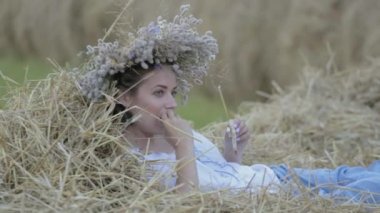 saman haystack dinlenme çelenk içinde genç kız