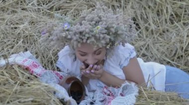 saman haystack dinlenme çelenk içinde genç kız