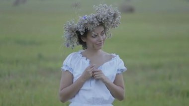 genç kız bir çelenk içinde açık bir alanda tek başına ayakta