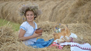 saman haystack dinlenme çelenk içinde genç kız