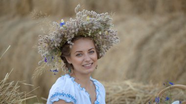 saman haystack dinlenme çelenk içinde genç kız