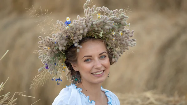 わら干し草で休んでいる花輪の少女 — ストック写真