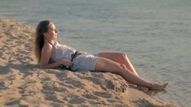 kum Nehri yakınında üzerinde akşam dinlenme kız