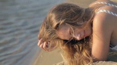 kum Nehri yakınında üzerinde akşam dinlenme kız