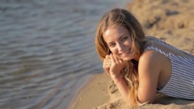 kum Nehri yakınında üzerinde akşam dinlenme kız