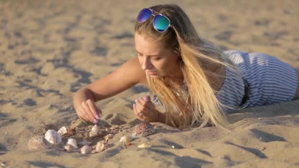 Pihen a homok, a folyó közelében este lány — Stock videók