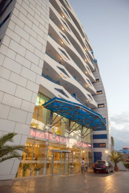 Sunny Beach, Bulgaristan - 15 Haziran 2016: Sunny Beach promenade sayısız kafeler, barlar, restoranlar ve Hediyelik eşya dükkanları ile boyunca turist yürüyüş.