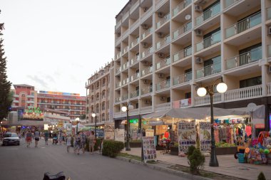 Sunny Beach, Bulgaristan - 15 Haziran 2016: Sunny Beach promenade sayısız kafeler, barlar, restoranlar ve Hediyelik eşya dükkanları ile boyunca turist yürüyüş.