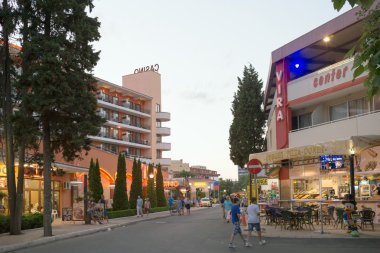 Sunny Beach, Bulgaristan - 15 Haziran 2016: Sunny Beach promenade sayısız kafeler, barlar, restoranlar ve Hediyelik eşya dükkanları ile boyunca turist yürüyüş.
