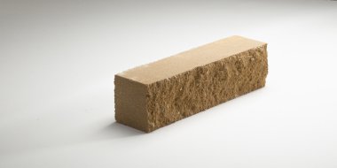 Tuğla beton ezilmiş farklı renklerde dar. Beyaz bir arka plan üzerinde