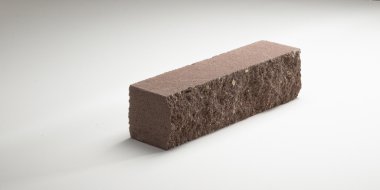 Tuğla beton ezilmiş farklı renklerde dar. Beyaz bir arka plan üzerinde