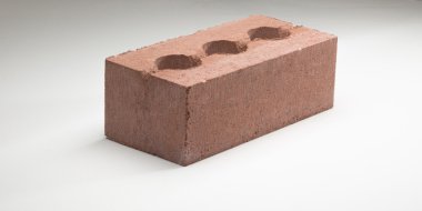 Tuğla beton yüzü düzgün farklı renklerde kalınlaşmış içi boş. Beyaz bir arka plan üzerinde