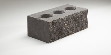 Tuğla Beton yüz taraflı içi boş kalınlaşmış içinde farklı renkler ezilmiş. Beyaz bir arka plan üzerinde